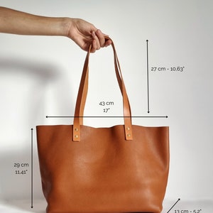bag dimensions are shown:
Height: 11.41" / 29 cm
Width at top 17" / 43 cm (stretched)
Width at bottom 13.38" / 34 cm (stretched)
Depth: 5.12"/13 cm
Strap drop: 10.63"/27 cm