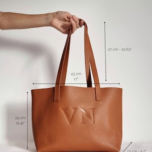 the dimensions of the bag are indicated:
29 cm high
34 cm wide
13 cm depth.