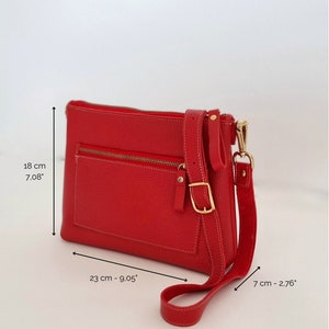 the dimensions of the leather crossbody bag with zipper are shown, being:
18 cm high
23 cm width
7 cm deep