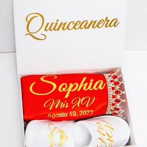 Personalisierte Quinceanera Geschenkbox: Robe, Krone & Hausschuhe