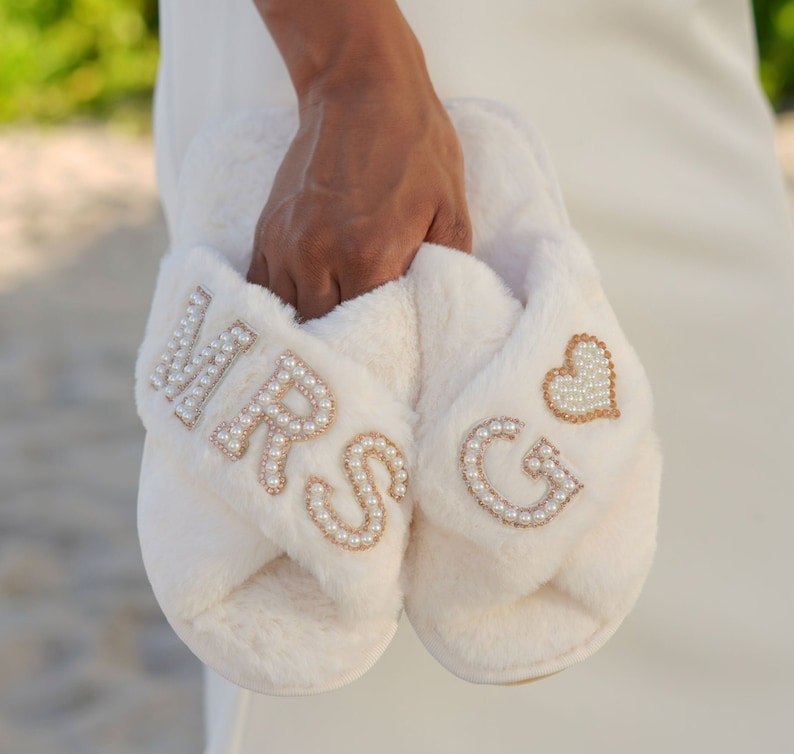Mrs Fluffy Slippers, Custom Bride Slippers, Getting ready slippers, Bride Gift, Bridal Shower Gift, Wedding Morning pics, Custom slippers