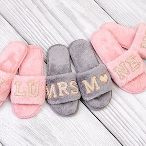 Mrs Fluffy Bride slippers, Personalized slippers, Bridesmaid slippers, Bride gift, Wedding slippers, Wedding flats, Bridesmaid gift- fluffy
