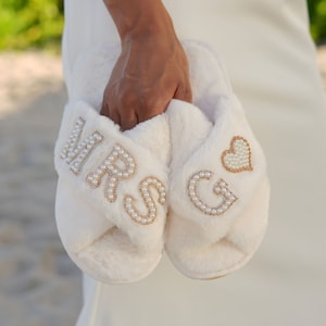 Pantoufles Mrs Fluffy personnalisées avec lettres de perles, chaussons de mariée pour mariage, chaussons croisés personnalisés, chaussons pour future mariée, chaussons de mariée-patch