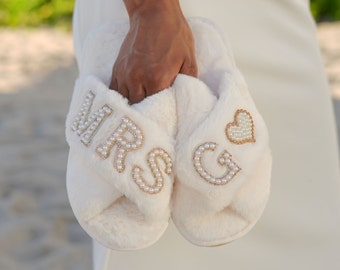 Pantoufles Mrs Fluffy personnalisées avec lettres de perles, chaussons de mariée pour mariage, chaussons croisés personnalisés, chaussons pour future mariée, chaussons de mariée-patch