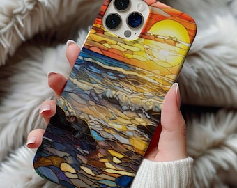 Puede incluir: Una funda de teléfono colorida con un diseño de vitral de una puesta de sol sobre el océano. La funda presenta un sol amarillo brillante y olas azules.