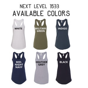 Op de afbeelding: Zes tanktops in verschillende kleuren, waaronder wit, legergroen, indigo, middernachtblauw, grijs melange en zwart. De tanktops hebben allemaal dezelfde stijl, met een racerback-ontwerp en een ronde hals. De tekst "NEXT LEVEL 1533" en "AVAILABLE COLORS" staat bovenaan de afbeelding.