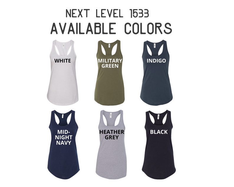 Op de afbeelding: Zes tanktops in verschillende kleuren, waaronder wit, legergroen, indigo, middernachtblauw, grijs melange en zwart. De tanktops hebben allemaal dezelfde stijl, met een racerback-ontwerp en een ronde hals. De tekst "NEXT LEVEL 1533" en "AVAILABLE COLORS" staat bovenaan de afbeelding.
