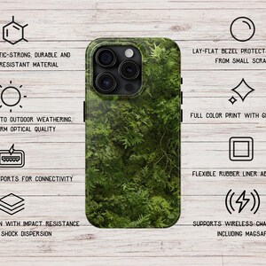 Może przedstawiać: Zielono-czarne etui na telefon z wzorem mchu. Etui wykonane jest z wytrzymałego, odpornego na uderzenia materiału i ma płaską ramkę, aby chronić ekran przed zarysowaniami. Posiada r&oacute;wnież elastyczną gumową wyści&oacute;łkę, aby pochłaniać wstrząsy i obsługuje ładowanie bezprzewodowe.