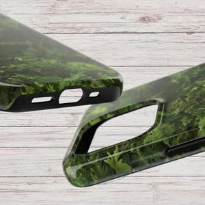 Może przedstawiać: Etui na telefon w zielono-czarnym kamuflażu z fakturowaną powierzchnią.