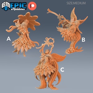 Peut inclure: Trois figurines de fées miniatures imprimées en 3D avec des détails complexes. Les fées portent des robes flottantes et ont des ailes. Les fées sont posées dans différentes positions, l'une tenant une fleur, l'autre une couronne et l'autre volant.