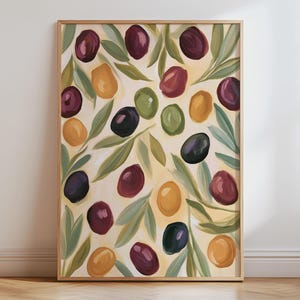 Può includere: Una stampa artistica da parete rettangolare in una cornice di legno chiaro con un motivo dipinto di olive e foglie. Le olive sono rese in tonalità viola intenso, verde scuro e giallo dorato, intervallate da foglie verde salvia su sfondo crema.