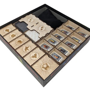 Op de afbeelding: Een houten organizer-insert voor het bordspel "Mansions of Madness: Second Edition". De insert heeft compartimenten voor kaarten, tokens en andere spelonderdelen. De insert is gemaakt van lichtbruin hout en heeft een zwarte achtergrond.