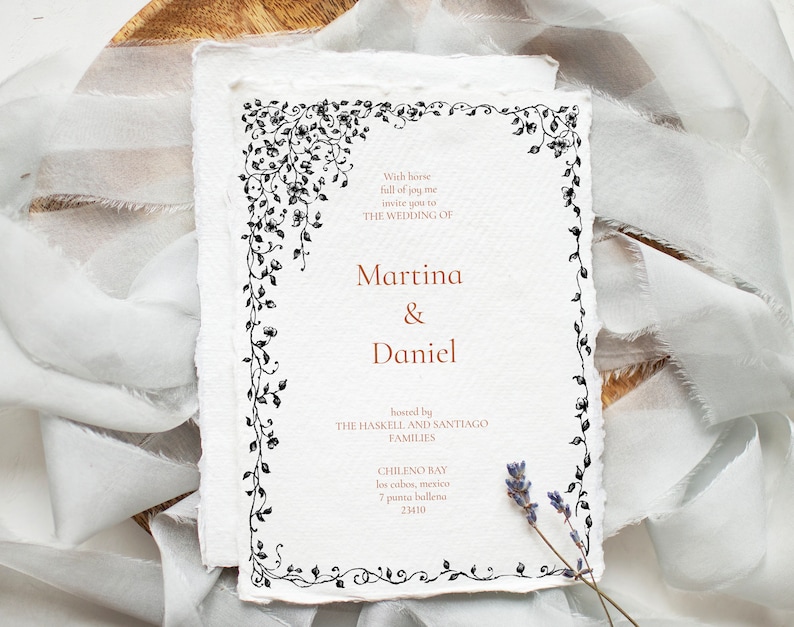 Pu&ograve; includere: Invito di nozze bianco con un bordo floreale nero decorativo. I nomi "Martina & Daniel" sono visualizzati in un carattere marrone caldo. L'invito include i dettagli dell'evento ed &egrave; impreziosito da un rametto di lavanda.