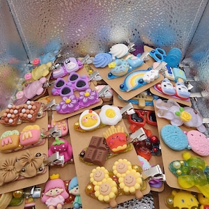 Kawaii Personaje Hecho a mano Mezcla Charms Clips de pelo aleatorios 10pcs Cabochon Cartoon DIY Accesorios para el cabello Lindos clips para el cabello para niñas