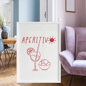 Könnte beinhalten: Weißer gerahmter Druck mit dem Wort "APERITIVO" in roten Buchstaben, einer roten Sonne, einem roten Glas Cocktail mit einer Zitronenscheibe und einem Strohhalm sowie einer roten Schale mit Früchten. Der Druck hängt an einer Wand in einem Raum mit einem rosafarbenen Sessel.