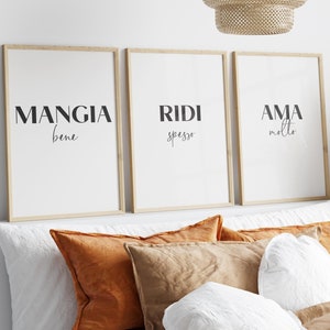 Può includere: Tre stampe incorniciate con testo nero su sfondo bianco. Le stampe recitano "Mangia bene", "Ridi spesso" e "Ama molto".