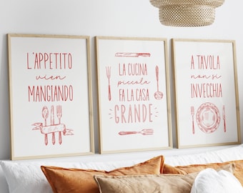 Puede incluir: Tres impresiones enmarcadas con refranes italianos sobre comida y cocina. La primera impresión dice "L'APPETITO vien MANGIANDO" que se traduce como "El apetito viene con la comida". La segunda impresión dice "LA CUCINA piccola FA LA CASA GRANDE" que se traduce como "Una cocina pequeña hace una casa grande". La tercera impresión dice "A TAVOLA non si INVECCHIA" que se traduce como "En la mesa, no envejeces".