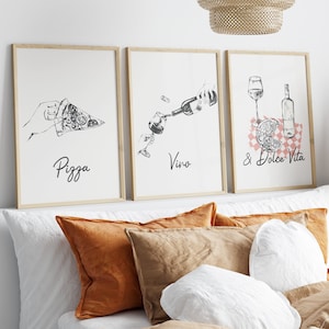 Może przedstawiać: Trzy oprawione wydruki z czarno-białymi ilustracjami pizzy, wina i talerza jedzenia z tekstem "& Dolce Vita".