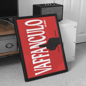 Cartel imprimible gesto de mano italiano Vaffanculo, impresión de frase italiana divertida, palabras italianas dedo medio impresión tipográfica roja imagen 3