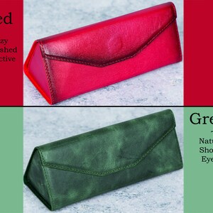 Pode incluir: Estojos triangulares para &oacute;culos, um vermelho e outro verde. O estojo vermelho tem um acabamento brilhante, enquanto o verde tem um aspeto mate. Ambos os estojos t&ecirc;m fecho de aba. As palavras "Red" e "Green" s&atilde;o vis&iacute;veis.
