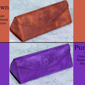Pode incluir: S&atilde;o exibidos dois estojos de &oacute;culos de couro, um castanho e outro roxo. O estojo castanho est&aacute; rotulado como "Brown" com as palavras "Classic, Exceptional, Premium". O estojo roxo est&aacute; rotulado como "Purple" com as palavras "Charming, Passionate, Showy".