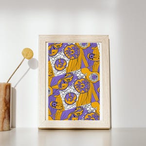 Puede incluir: Impresión artística enmarcada con un diseño abstracto. El patrón presenta formas amarillas y moradas sobre un fondo blanco. La impresión está enmarcada en un marco de madera clara, ideal para interiores modernos. Medidas aproximadas: 20x30 cm.