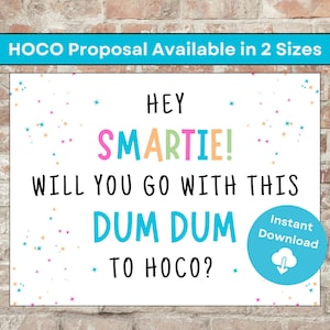 Könnte beinhalten: Ein druckbares Schild mit weißem Hintergrund und buntem Konfetti. Das Schild sagt "Hey Smartie! Will you go with this Dum Dum to HOCO?" mit den Wörtern "Smartie!" und "Dum Dum" in großen, bunten Buchstaben. Das Schild enthält auch den Text "Sofort herunterladen" mit einem Wolken-Symbol.
