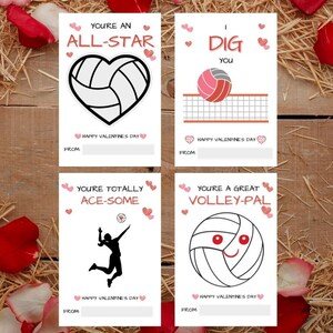 K&ouml;nnte beinhalten: Vier druckbare Valentinstagskarten mit Volleyball-Wortspielen. Die Karten sind wei&szlig; mit rosa Herzen und schwarzem Text. Der Text auf den Karten lautet: "You're an All-Star", "I Dig You", "You're Totally Ace-Some", und "You're a Great Volley-Pal".