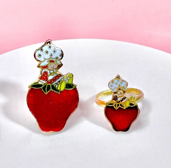 Vintage 1980 Strawberry Shortcake Ring Matching Pin Gift Package