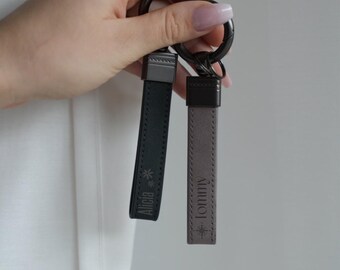 Personalized PU leather keychain with engraving – minimalist gift for everyday use & travel, couples, women and men