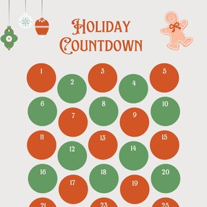 Op de afbeelding: Feestelijke aftelkalender met rode en groene genummerde cirkels. De tekst "HOLIDAY COUNTDOWN" staat bovenaan. Inclusief een peperkoeken man en decoratieve ornamenten. Een strik en guirlande staan onderaan.