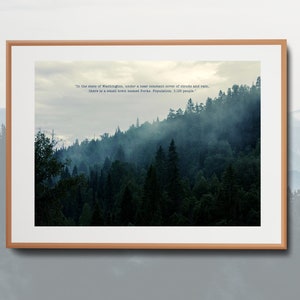 Puede incluir: Una escena de bosque brumoso con una cita sobre un pequeño pueblo en el estado de Washington. La cita dice: "En el estado de Washington, bajo una cubierta casi constante de nubes y lluvia, hay un pequeño pueblo llamado Forks. Población: 3.120 personas."