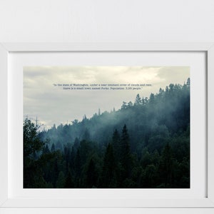 Puede incluir: Una impresión enmarcada que presenta una escena de bosque brumoso bajo un cielo nublado. La imagen incluye el texto: "En el estado de Washington, bajo una cubierta casi constante de nubes y lluvia. Hay un pequeño pueblo llamado Forks. Población: 3.120 personas."