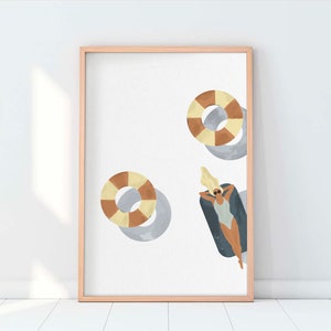 Puede incluir: Una ilustración enmarcada de una mujer en traje de baño tumbada en un flotador azul con dos salvavidas amarillos y marrones sobre un fondo blanco.