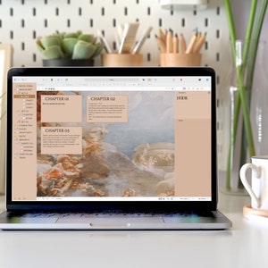 Puede incluir: Un ordenador port&aacute;til que muestra una interfaz de software de escritura con la palabra "HOOK" en la parte superior. La pantalla muestra texto organizado en cap&iacute;tulos con un fondo de pintura cl&aacute;sica. Una taza blanca y un posavasos de madera est&aacute;n sobre la mesa.