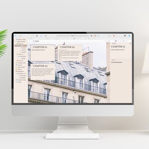 以下が含まれることがあります： デスクトップコンピュータは、執筆ソフトウェアのインターフェースを表示します。画面には、章の見出しとテキストが表示された小説の原稿が表示されます。インターフェースには、執筆ツールを備えたサイドバーと建物の背景画像が含まれています。