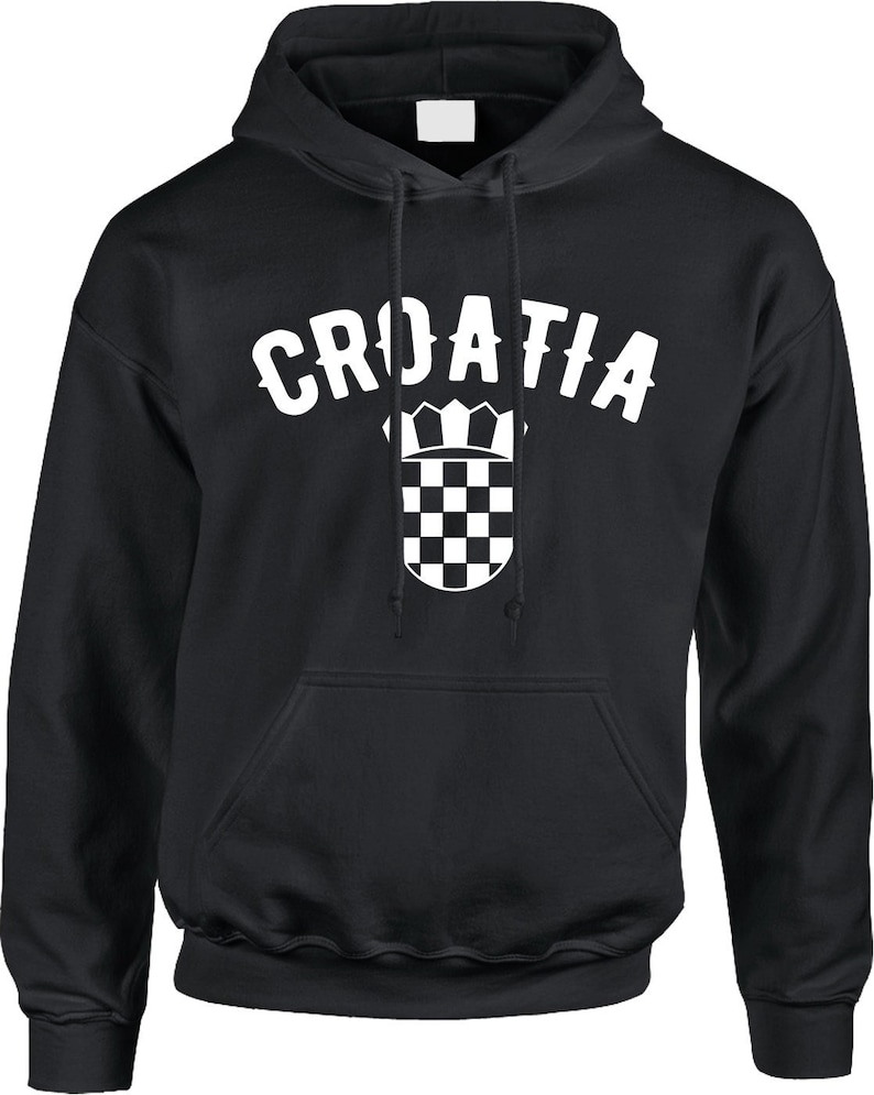 Pu&ograve; includere: Felpa con cappuccio nera con una grafica bianca dello stemma croato e la parola "CROATIA" in bianco.