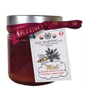 Può includere: Un vasetto di vetro di miele con un coperchio rosso e argento. Il vasetto è etichettato "Miele" e "San Martino srl". L'etichetta presenta anche un'ape cartoon e un rametto di mirto.