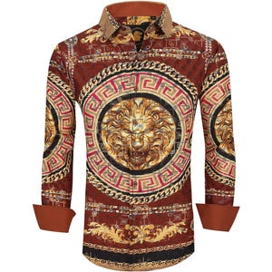 Peut inclure: Une chemise à manches longues boutonnée rouge foncé avec un motif de tête de lion dorée au centre de la poitrine. Le design présente des motifs de chaînes dorées complexes, des bordures géométriques et des poignets et col marron uni.