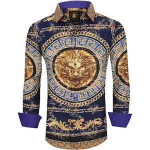 Peut inclure: Une chemise à manches longues boutonnée bleu marine avec un motif central de tête de lion dorée entouré de chaînes bleues et dorées. Le col et les poignets sont rehaussés d'un tissu violet uni, et la chemise présente une fermeture boutonnée.