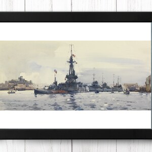 以下が含まれることがあります： 港に停泊している大型軍艦の水彩画。軍艦は灰色で、高いマストに旗が翻っている。背景には小型の船がいくつかある。絵は黒い額縁に入っている。
