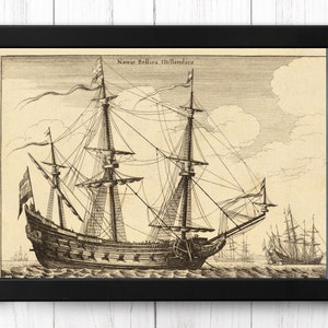 Puede incluir: Un grabado antiguo en blanco y negro de un gran barco de vela con múltiples mástiles y velas. El barco está etiquetado como "Navis Bellica Hollandica" y está rodeado de barcos más pequeños en la distancia. El grabado está sobre un fondo de cielo nublado.