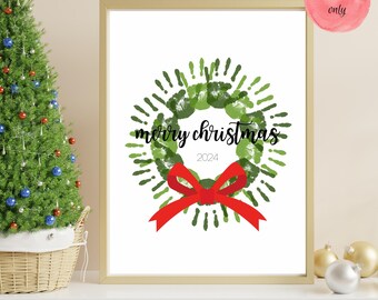Puede incluir: Arte de corona navideña imprimible con diseño de huella de mano verde y lazo rojo. El texto "merry christmas 2024" está incluido.