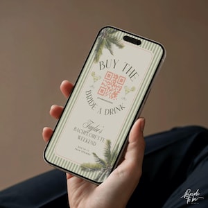 Puede incluir: Un smartphone muestra una invitación personalizada para un fin de semana de despedida de soltera. La pantalla presenta el texto "COMPRA UNA COPA A LA NOVIA" con un código QR, ilustraciones de palmeras y detalles del evento. Es para Taylor's Bachelorette Weekend.