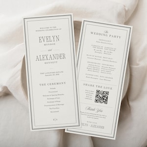 Op de afbeelding: Twee off-white trouwprogramma's met zwarte tekst en dubbele lijnen als rand. De linkerkaart vermeldt de namen Evelyn Monroe en Alexander Bennett, de datum 20 september 2026 en de ceremonie. De rechterkaart toont de bruiloftsgasten en een QR-code.