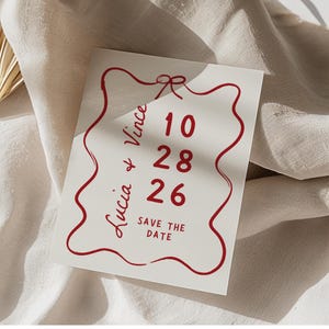 Das ist Amore Save the Date Vorlage, italienische Hochzeitsankündigung, handgezeichnete wunderliche Save the Date Karten, gewellte Schleife Save The Date Canvas
