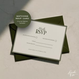 Puede incluir: Una tarjeta RSVP blanca con texto negro y borde verde, sobre un sobre verde. La tarjeta dice "Kindly RSVP" e incluye campos para el nombre y las solicitudes dietéticas. Un gráfico circular dice "Matching RSVP Card, 4 Layout Options Included."