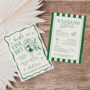 Op de afbeelding: Een kaart met groene en witte strepen met de tekst "Weekend Details" en een schema met evenementen voor een vrijgezellenfeest. De kaart bevat ook een groen martini-glasicoon en een ringicoon. De tekst op de kaart bevat de data "April 6-8, 2025" en de locatie "30A, Florida".