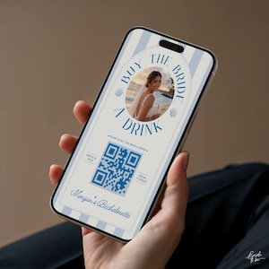 Op de afbeelding: Een smartphone met een digitale uitnodiging voor een vrijgezellenfeest op een lichtblauwe en wit gestreepte achtergrond. Het scherm toont de tekst BUY THE BRIDE A DRINK, een ronde foto, een blauwe QR-code en de tekst Morgan's Bachelorette.