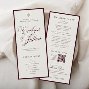 以下が含まれることがあります： ダークバーガンディの縁取りが施された、クリーム色の背の高い結婚式プログラムカード2枚。表面にはEvelyn & Julienの名前、2026年9月20日の日付、式次第が記載されています。裏面には結婚式の関係者リストとQRコードが印刷されています。